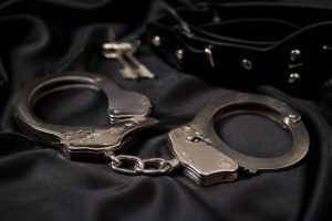 Menottes bdsm : comment les choisir pour une soirée déguisée réussie