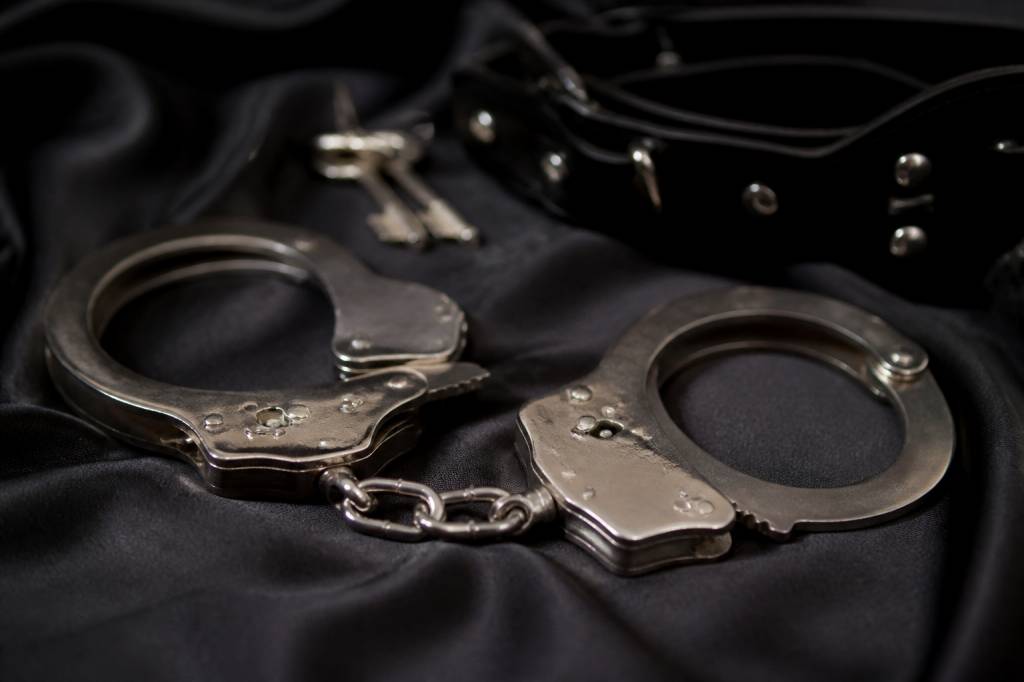Menottes bdsm : comment les choisir pour une soirée déguisée réussie